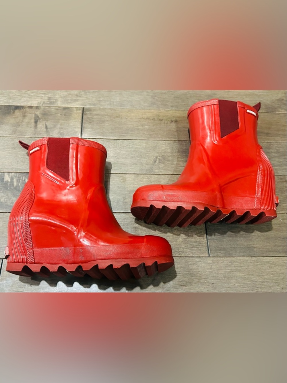 Women’s Sz 8.5 Glossy Red Dahlia Sorel Joan Rain Wedge Chelsea Boots